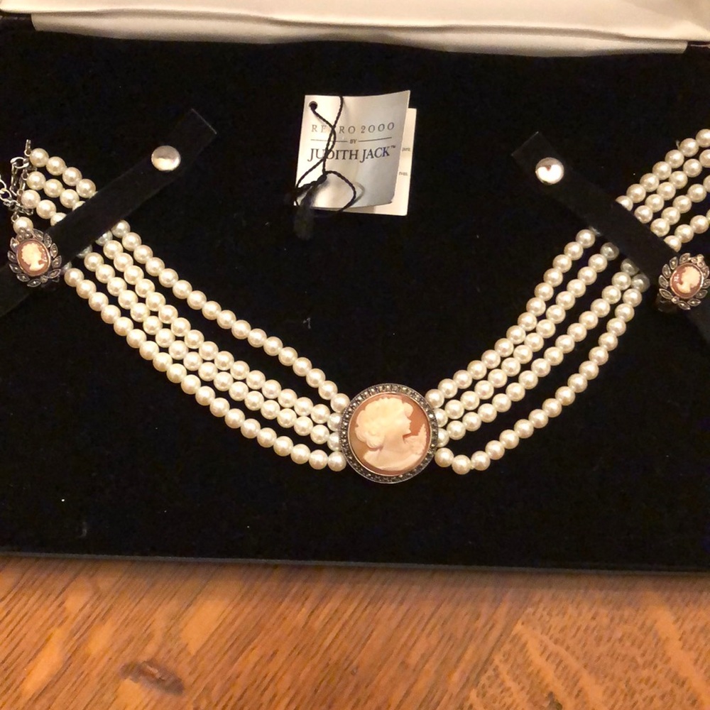 Choker necklace and earring pierced